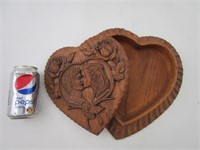 Boite en bois relief en forme de coeur
