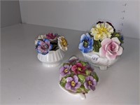 3 bouquets de fleurs en porcelaine