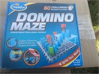 Domino maze game