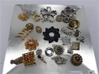 TRAY WITH VINTAGE COSTUME BROOCHES