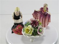 TRAY: TWO CHINA FIGURINES & FLORAL ARRANGEMENT