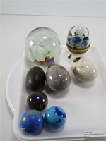 TRAY: GLASS PAPERWEIGHT, STONE & OTHER EGGS, ETC