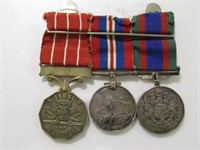 TRAY: 2 WWII SILVER MEDALS & OTHER
