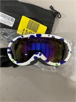childs ski goggles
