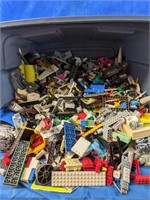 Large Rubbermaid bin of Lego, over 300pcs