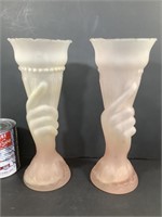 2 vases avec mains 3D en verre givré rose