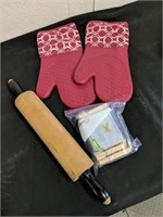 2 silicone oven mits, clothes pins and rolling