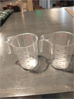 2 plastic measuring cup s
