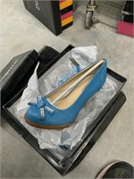 Lasonia women’s size 6 blues heels