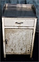 VINTAGE METAL MEDICAL CABINET