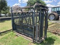 CATTLE SQUEEZE CHUTE