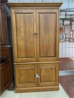 HOOKER FURNITURE OAK ENTERTAINMENT CABINET  6.5