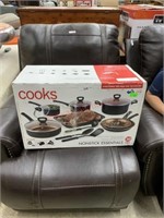 30 PC SET COOKS  NONESSENTIAL COOKWARE