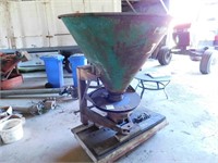 JOHN DEERE 3PTH FERTILIZER SPREADER MODEL C381