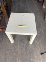 SMALL WHITE TABLE