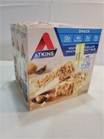 Atkins white chocolate macadamia nut bar