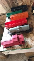 6 pc Lionel plastic train lot. Red caboose,