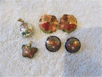 VINTAGE ENAMELED CLIP ON EARRINGS 1" AND