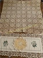 Magnolia runner daisy doily antique topper