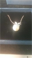 Gold tone necklace with pearl and clear Stone