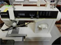 USED SINGER SWEWING MACHINE IN WORKING ORDER.