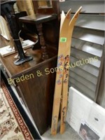GROUP OF 2 PAIRS OF DECORATIVE SNOW SKIS.