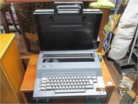 Smith Corona SE 100 Typewriter w/Carry Case