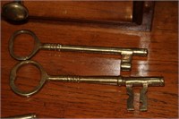 Lot of two brass skeleton keys