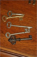 Lot of 5 small brass skeleton keys