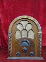 Atwater Kent tube radio. Wood case.