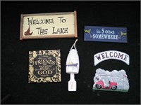 Beach signs and wall hangings