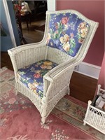 WHITE WICKER PORCH CHAIR WITH CUSHION