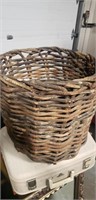 Lg outdoor willow basket
