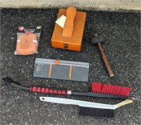 Miscellaneous Tools - Shoe Shine Kit, Knee Pad