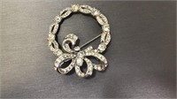 Silver Wreath-shaped Pin
