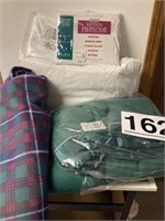 Blankets (Queen), pillow, mattress Cover