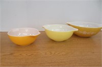 Vntg Pyrex bowl set