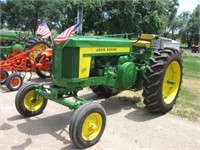 JD 720 Gas Tractor w/Power Steering, PTO, Hand Clu