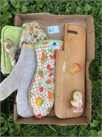 Oven mitts, pot holders and Cutting board decor