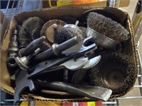 TRAY OF ASSORTED BRUSHES