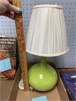 17" GREEN TABLE LAMP/NOT TESTED