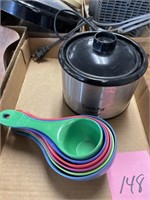 SMALL CROCK POT AND MEASURING CUPS
