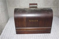 Singer sewing machine w/lockable case