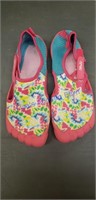 Size 4/5 newtz swimming shoes