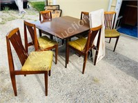 Honderich table and chairs with 3 leaves