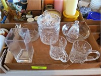 TRAY OF ASSORTED GLASS AND CRYSTAL