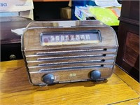 RCA Victor table top model wood radio