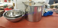 Stainless steel mixing bowls and stock pan
