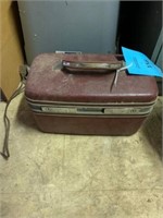 SMALL VINTAGE SUITCASE AND LOT OF 25 NEW