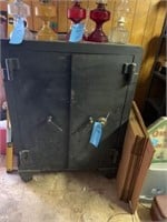 ANTIQUE HEAVY OLD MOBILE BANK SAFE WITH